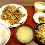 新華苑 - 定番定食の豚もつと野菜のピリ辛炒め