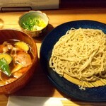 Teuchi Men Shokudo Rakuyuu - 鴨肉と長ネギ·ナスの温つけ汁二八そば（1700円）大盛り（300円）