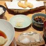 Tempura Sen no Tane - ランチ定食。小鉢も弱いかな