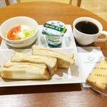 CAFE de CRIE Hopitaru Keiogijukudaigakubyointen - トーストサンドモーニング　ハムタマゴ　590円
                      レーズンサンド　　220円