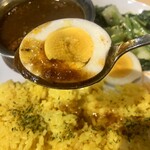 CURRY GEEK Giken Base Shiten - ゆで卵、嬉しい　まるまる一個、入っていたらもっと嬉しい