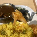 CURRY GEEK Giken Base Shiten - 付け合わせがラッキョや福神漬けでないあたりがギークな感じ