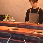 日本酒と串揚げ。ICHI - 店内カウンターはライブ感も楽しめる