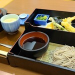 Ajidokoro Sakane - 箱膳(税込1,280円)
                        ①盛り蕎麦②天麩羅(海老、海苔、隠元豆、ヤングコーン)③茶碗蒸し④白ご飯(本来は炊き込みご飯》⑤お漬け物
                        蕎麦と天麩羅で兼用の濃いめな甘口醤油ベースの鰹節が香るつゆでした