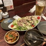 肉系居酒屋 肉十八番屋 - お通しと肉サラダ