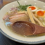 Yokohama Tanrei Raamen Kawakami - しっかりした鶏の旨みに貝や煮干しなどの魚介の風味豊かな塩ダレですっきりながら深みのある旨さ。