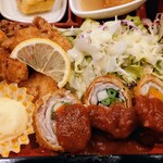 Maeda - 令和6年2月
                        ランチタイム(11:30〜14:30)
                        サービス弁当A 税込950円
                        豚ロールカツ、鶏竜田揚げ、だし巻き、平天と大根のふくめ煮、十五穀米、みそ汁