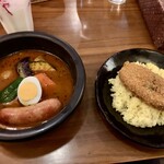 北緯43°のスープカレー屋さん - ジャンボソーセージカレー(辛さ50番、ベーシックスープ、かぼちゃコロッケトッピング)