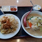 Fukuman En Goko Ten - 【 肉野菜チャンポン 】＋【 鶏肉揚げチャーハン 】　お得ラーメンセット　　９８０円（ 税別 ）