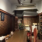 喫茶 ノスタルジア - 店内奥。右側の出っ張ったレンガ壁のところがお手洗い。