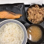 Yoshinoya Kamata Higashiguchi Ten - 牛鮭定食