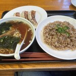 Shanghai Saikan - 炒飯に半ラーメン