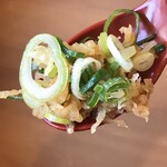 Marugame Seimen Kurashiki Rento Ten - 天かすとネギをつゆにサッとつけて食べる。すると口の中はフレッシュなネギのザクザク天ぷらになる。