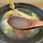 Yokohama Tanrei Raamen Kawakami - 浅利などの貝出汁が先行する潮スープは鶏の旨味も合わさって深みのある味わい。