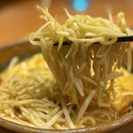 Menba Tadokoro Shoten Tama Nyu-Taun Ten - 麺は切り口が長方形の平打ちストレート。
                        スープがサラサラなので、ストレート麺に
                        スープが絡みづらいですが、
                        辛味だれで和えられた白髪ネギを
                        ワシッと掴み上げると美味しいです(*´༥`*)