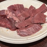 焼肉食道 大勝 - 左がタン下　右がハツ