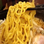 Menya Wakou - 味噌らーめん、麺リフトアップ