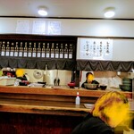 Kuruma Udon - 店舗内Picは満員御礼にて、未撮影。店舗厨房とメニューボード。忙しそうだけど、接客は良好。お客様の回転テクも手慣れた感じの超人気うどん屋さんだなあと感心する。女性スタッフの元気、活気がいい。