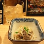 Kushiyaki Ichiba - お通し。すなぎものにんにく和え的な感じです。