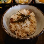 Sosai Dining Yuuan - ◯炊き込みご飯
                      お米以外に蕎麦の実があり
                      ほんのりと香りもしてるので
                      これは蕎麦茶飯なのだろう
                      
                      鶏と出汁の優しい円やかな旨味がシッカリとある
                      お上品で美味しい味わい