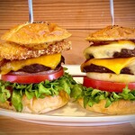 2TONE BURGER - 当店2TOP。バットマナーズ＆2TONEダブルチーズバーガー