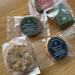 TRES DIMANCHE - 米サブレは先に夫が食べたのでシール剥がしてます　サンドはカカオニア、ポンディマンシュ、ピスタチオキャラメルとプチフィナンシェ