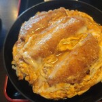 Komadori Udon Nakagawa Ten - カツ丼アップ。
                        
                        カツ丼ですが、博多の出汁が効いていて、ふわふわっの玉子のカツ丼。
                        カツも柔らかくて美味しい。
                        博多の味の特徴の一つは料理と調和した甘さですよね。
                        醤油が甘いのもあるんでしょうが、さり気なく出汁に甘さが加えられるんですよね。
                        だから甘みが決して尖らない。