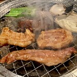 Sumibi Yakiniku Kaen - 七輪での炭火焼きです
                        