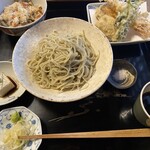 Sasayama Hanakoushi - もりそばと天ぷら。税込み1980円に蕎麦セット＋450円。ご飯物は季節のご飯をセレクト。この日はかやくご飯だった。
                        天ぷらのさつまいもの極太感ある食べ応えがすごい良い。
                        そばも激盛りでつゆがなくなる。