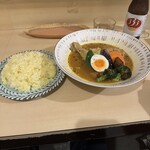 スープカレー syukur  - 彩り良く盛り付けられたカレー｡〝スッキリ・アッサリ〟の旨さに出会う5秒前｡