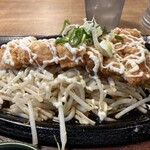 食事処 葵 - チキン竜田定食（882円＋税）
            もやし大量！