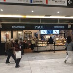 PAUL - 店舗外。