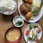 かつ将 - Aランチ　税込1150円　　　トマトの乗った生ハムサラダはお友達サービスですので通常つきません