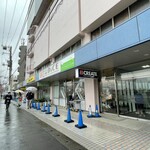 プラリネ・ルナール - お店が入るビル、入ってすぐ左手にあります。