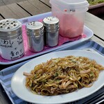 すぎ本 - イカ入り焼きそば（500円／並）。