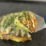 Okonomiyaki Bunpuku - 表面 カリッと、中はふんわり
                        お出汁が効いててウマっ！
                        甘口のソースもよく合ってるーーー