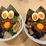 らーめん まぜそば 明大 - 右少なめ　左普通