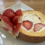 MARUHA RESORT いちごの丘 - いちごのタルト　いちごのロールケーキ