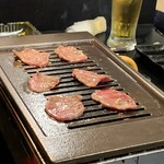 Yakiniku Sakaba Niku Bugyo - 上たん塩から焼いていきます♪