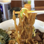 中華そば 札幌煮干センター - 麺リフト　玉子が絡まる