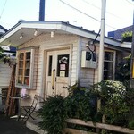 Kounosu cafe - 木造の店の外観を正面から見る。