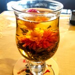 Youkihi cafe Chinois - お湯を注ぐ可愛い「赤い千日紅の花」の花が開きます。