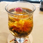 Youkihi cafe Chinois - お湯を注ぐ可愛い「赤い千日紅の花」の花が開きます。