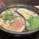 Shabu Yo Kitasenju Ten - 基本の出汁（右）、鳥がら醤油出汁にしましたがタレで味が変わるのであまり違いは感じず。もっと違う出汁にすれば良かったかな？でもお安くお腹いっぱい食べれて満足です。