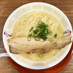 ラーメンごくまる豚骨研究所 - 料理写真:王道豚研ラーメン（大盛）