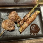 Seafood Niku Robata Taimu - 左トマト巻き、右アスパラ巻き