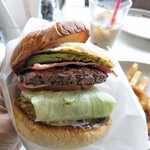 REDS' BURGER DINER - アボカドベーコンバーガーに目玉焼きをトッピング