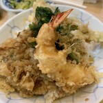 天ささ - 2杯目のご飯に天ぷら4種を盛り付けた天丼登場