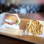 THE CITY BAKERY BAR & BURGER RUBIN - ◆ベーコン＆モッツラレバーガー（748円）に、ポテトとドリンクセット（550円）。 合計1,298円（税込：カード可）。