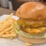 ザ バーガー バウズ - L.A.BURGER1,480円
      L.A.ソース、チェダーチーズ、130gビーフパティ、ピクルス、オニオン、トマト、レタス、自家製マヨネーズ
      ポテトセット Mサイズ120g 150円